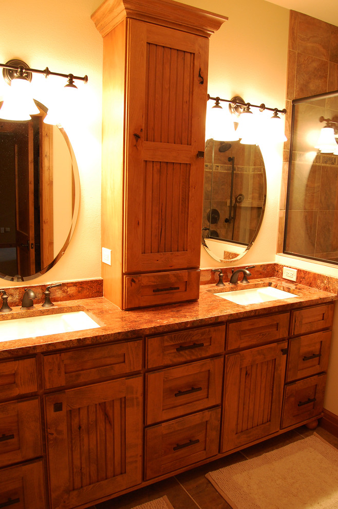 Exempel på ett klassiskt en-suite badrum, med ett undermonterad handfat, luckor med profilerade fronter, skåp i mellenmörkt trä, granitbänkskiva, brun kakel och beige väggar