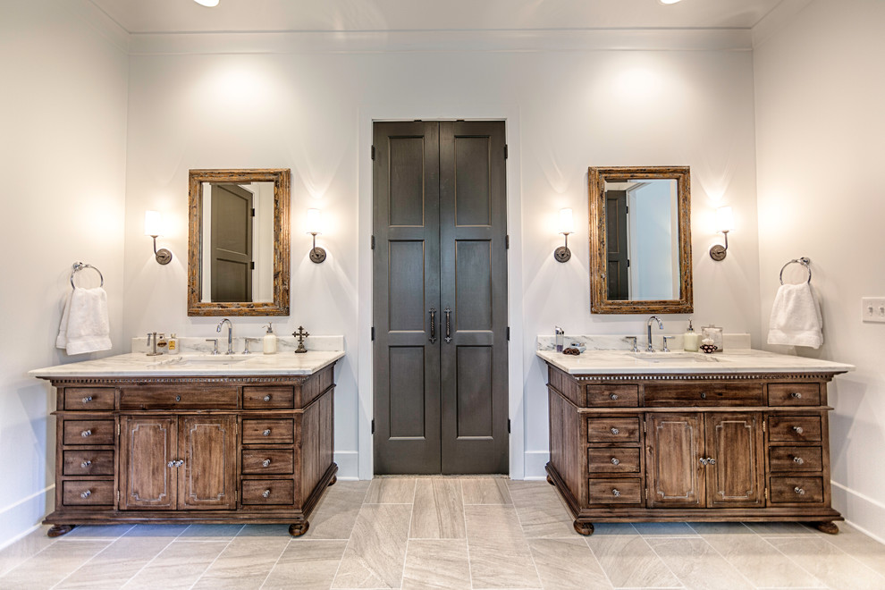 Foto på ett stort rustikt en-suite badrum, med skåp i mörkt trä, beige kakel, porslinskakel, vita väggar, klinkergolv i porslin, ett undermonterad handfat, marmorbänkskiva och luckor med infälld panel