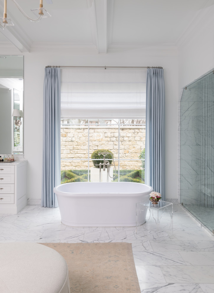 Стильный дизайн: огромная главная ванная комната в классическом стиле с отдельно стоящей ванной, белыми стенами, мраморным полом, белым полом и кессонным потолком - последний тренд