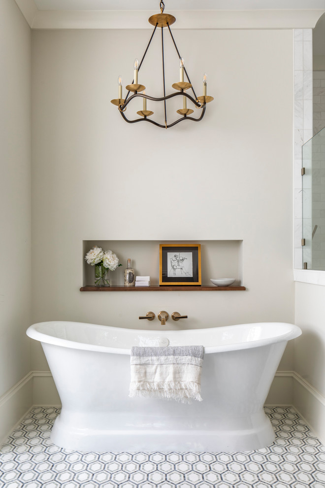 Inspiration för ett stort vintage en-suite badrum, med ett fristående badkar, en kantlös dusch, vit kakel, mosaikgolv, dusch med gångjärnsdörr, beige väggar och flerfärgat golv