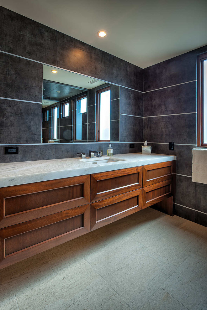 Idee per una grande stanza da bagno padronale design con lavabo sottopiano, ante in stile shaker, ante in legno scuro, top in marmo, piastrelle nere, piastrelle in gres porcellanato e pareti nere