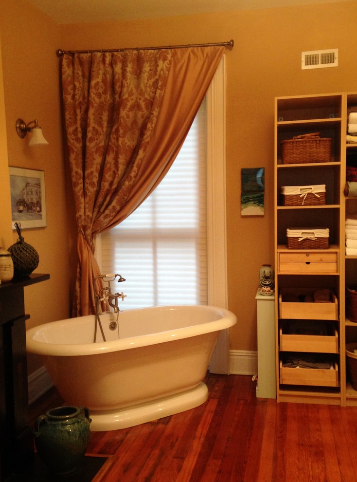 На фото: большая главная ванная комната в классическом стиле с отдельно стоящей ванной, бежевыми стенами и паркетным полом среднего тона с