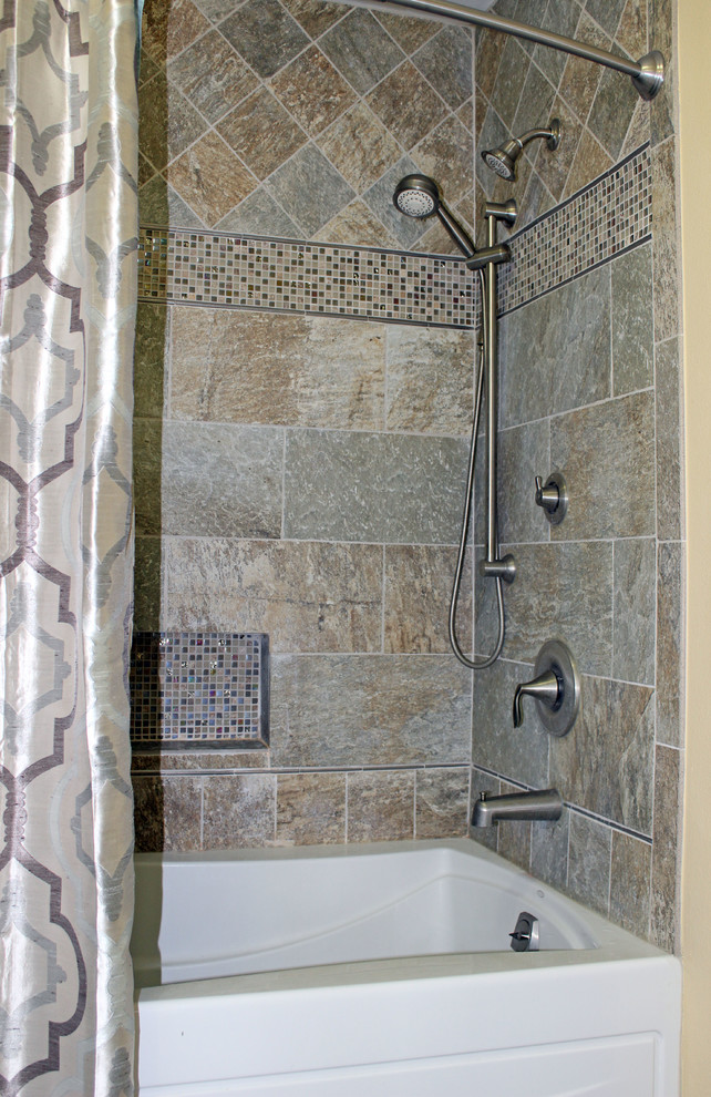 Пример оригинального дизайна: ванная комната среднего размера в классическом стиле с фасадами с филенкой типа жалюзи, темными деревянными фасадами, ванной в нише, душем над ванной, разноцветной плиткой, плиткой из сланца, желтыми стенами, полом из керамической плитки, душевой кабиной, врезной раковиной, столешницей из искусственного камня, бежевым полом и шторкой для ванной