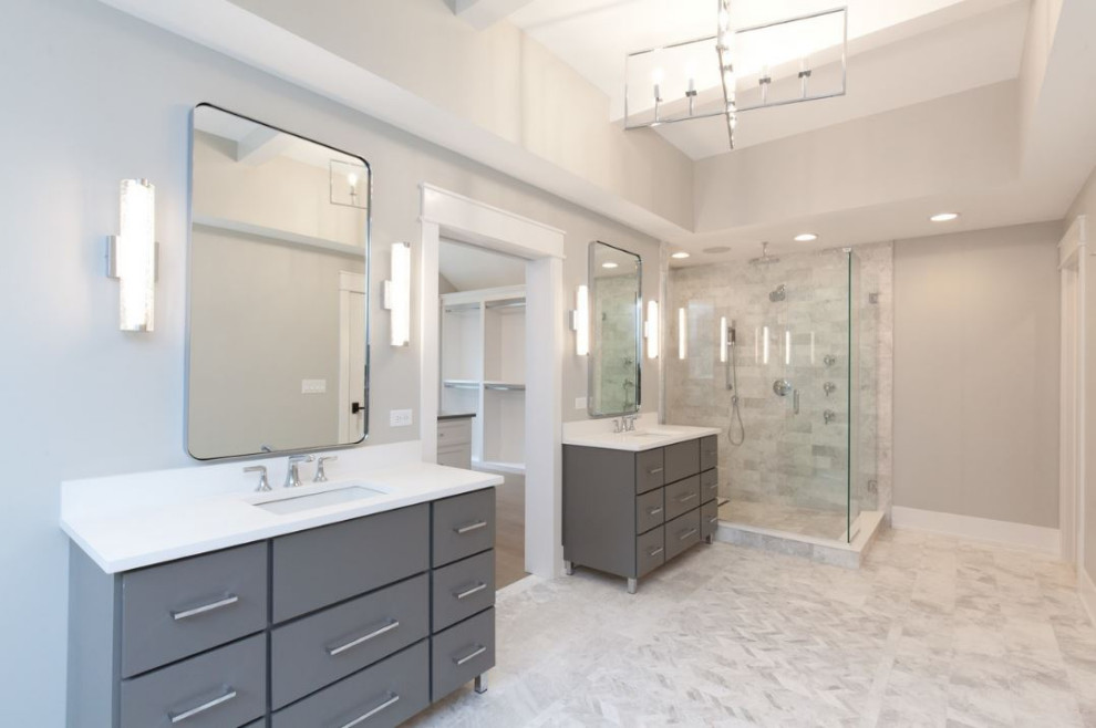 Idee per una grande stanza da bagno padronale country con ante con bugna sagomata, ante grigie, piastrelle grigie, piastrelle di marmo, top in quarzo composito, top bianco, due lavabi, mobile bagno freestanding, vasca freestanding, doccia ad angolo, lavabo sottopiano, porta doccia a battente, pareti grigie, pavimento in marmo, pavimento grigio, toilette e soffitto a cassettoni