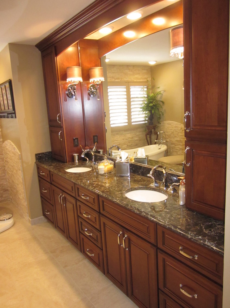 Exempel på ett stort klassiskt en-suite badrum, med luckor med upphöjd panel, skåp i mörkt trä, beige kakel, vit kakel, stenkakel, beige väggar, klinkergolv i keramik, ett undermonterad handfat och granitbänkskiva