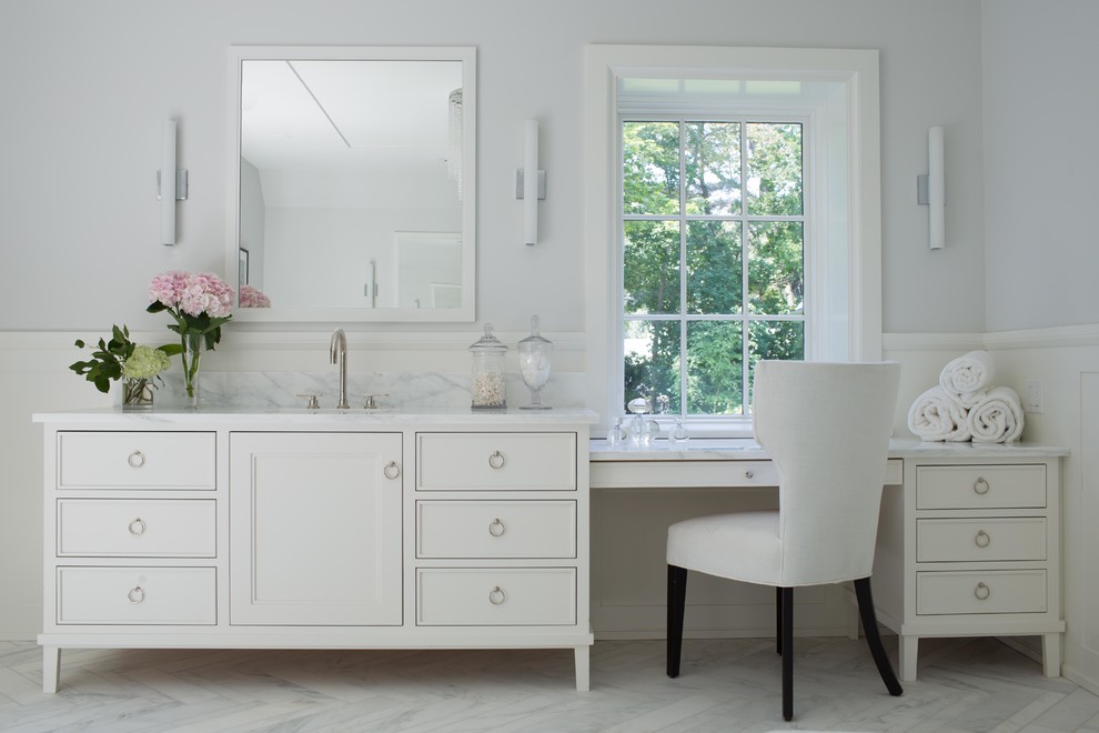 На фото: главная ванная комната в стиле неоклассика (современная классика) с белыми фасадами, серыми стенами и фасадами с утопленной филенкой