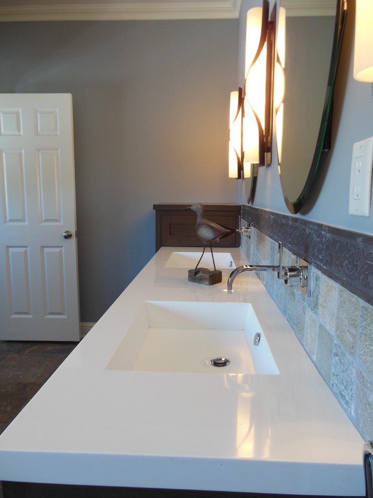 На фото: ванная комната в современном стиле с фасадами в стиле шейкер, темными деревянными фасадами, коричневой плиткой и каменной плиткой с