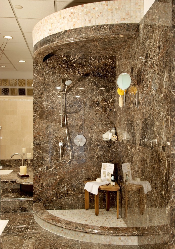 Foto di una stanza da bagno padronale tradizionale con vasca idromassaggio, doccia aperta, piastrelle di marmo, pavimento in marmo e top in marmo