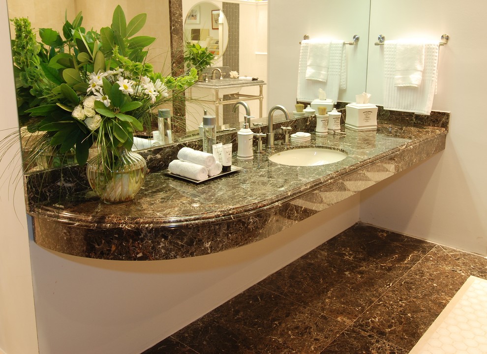 Imagen de cuarto de baño principal clásico con suelo de mármol, lavabo bajoencimera, jacuzzi, ducha abierta y encimera de mármol