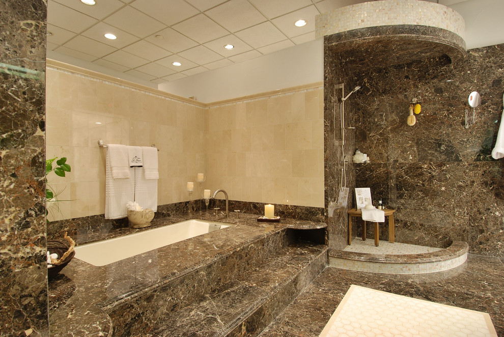 На фото: главная ванная комната в классическом стиле с гидромассажной ванной, открытым душем, мраморной плиткой, мраморным полом и мраморной столешницей