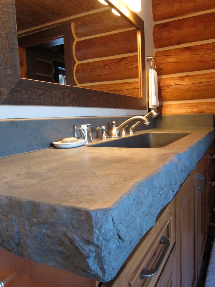 Immagine di una grande stanza da bagno padronale stile rurale con top in cemento, lavabo integrato e top grigio