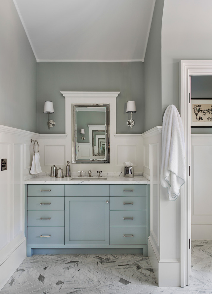 Exemple d'une grande salle de bain principale chic avec un placard avec porte à panneau encastré, des portes de placard bleues, un mur gris, un sol en carrelage de céramique, un lavabo encastré, un plan de toilette en marbre, un sol multicolore et un plan de toilette blanc.