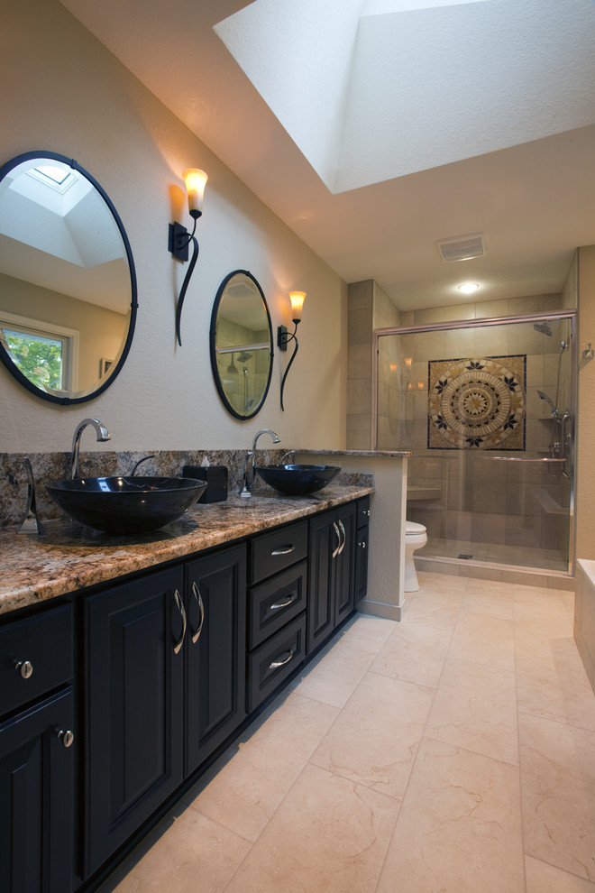 Cette photo montre une salle de bain tendance avec une vasque et des portes de placard noires.