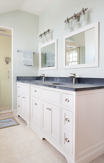 Foto på ett mellanstort lantligt en-suite badrum, med ett undermonterad handfat, luckor med profilerade fronter, vita skåp, bänkskiva i täljsten, ett badkar i en alkov, en dusch i en alkov, en toalettstol med hel cisternkåpa och klinkergolv i porslin