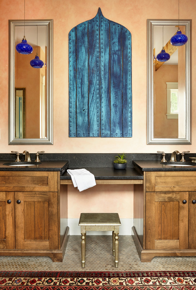 Свежая идея для дизайна: главная ванная комната среднего размера в средиземноморском стиле с фасадами с утопленной филенкой, темными деревянными фасадами, японской ванной, душем в нише, синей плиткой, плиткой кабанчик, врезной раковиной, столешницей из кварцита, серым полом и открытым душем - отличное фото интерьера
