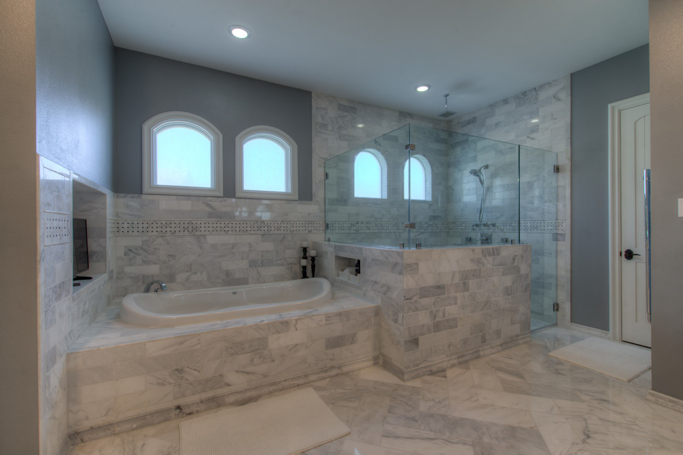 Cette photo montre une salle de bain principale chic avec une baignoire posée, une douche d'angle, un carrelage gris, du carrelage en marbre, un mur gris, un sol en marbre, un sol gris et une cabine de douche à porte battante.