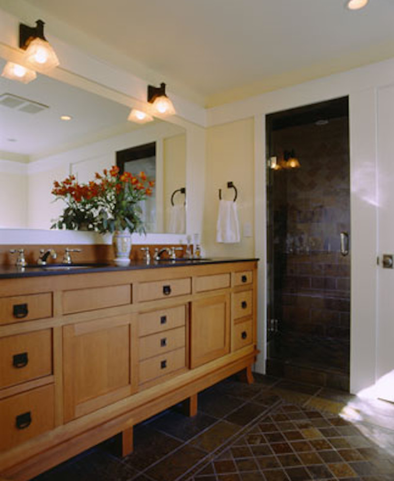 Idéer för att renovera ett rustikt en-suite badrum, med ett undermonterad handfat, luckor med infälld panel och skåp i mellenmörkt trä