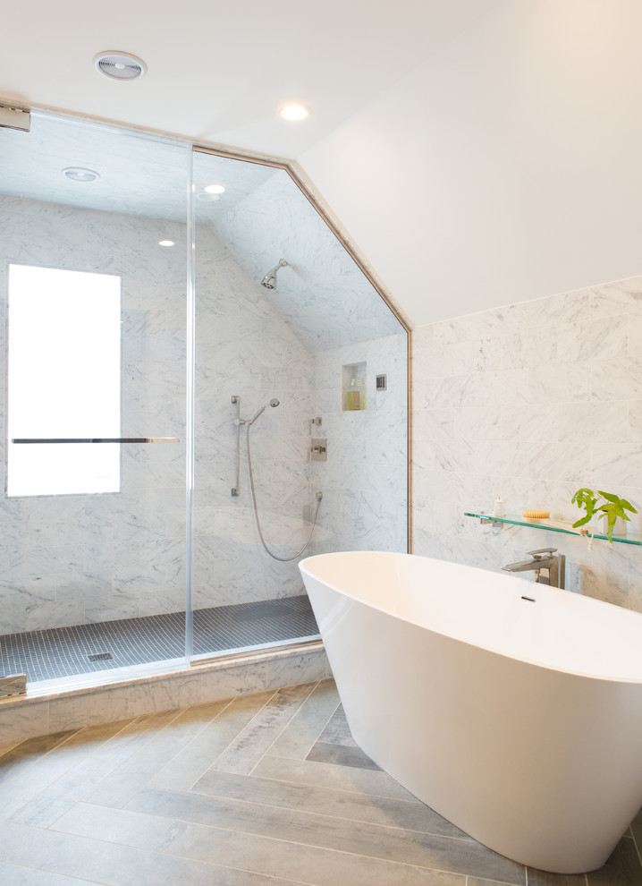 Inspiration för stora klassiska en-suite badrum, med ett konsol handfat, öppna hyllor, vita skåp, marmorbänkskiva, ett fristående badkar, en dubbeldusch, grå kakel, marmorkakel, vita väggar, mellanmörkt trägolv, brunt golv och dusch med gångjärnsdörr