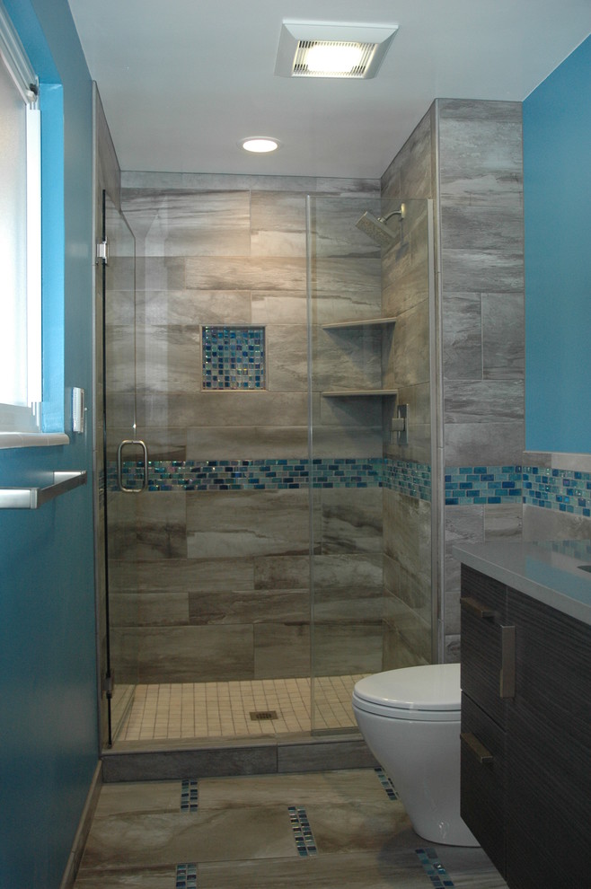 Kleines Modernes Badezimmer En Suite mit Unterbauwaschbecken, Quarzwerkstein-Waschtisch, grauen Fliesen, Keramikfliesen, blauer Wandfarbe und Keramikboden in Denver