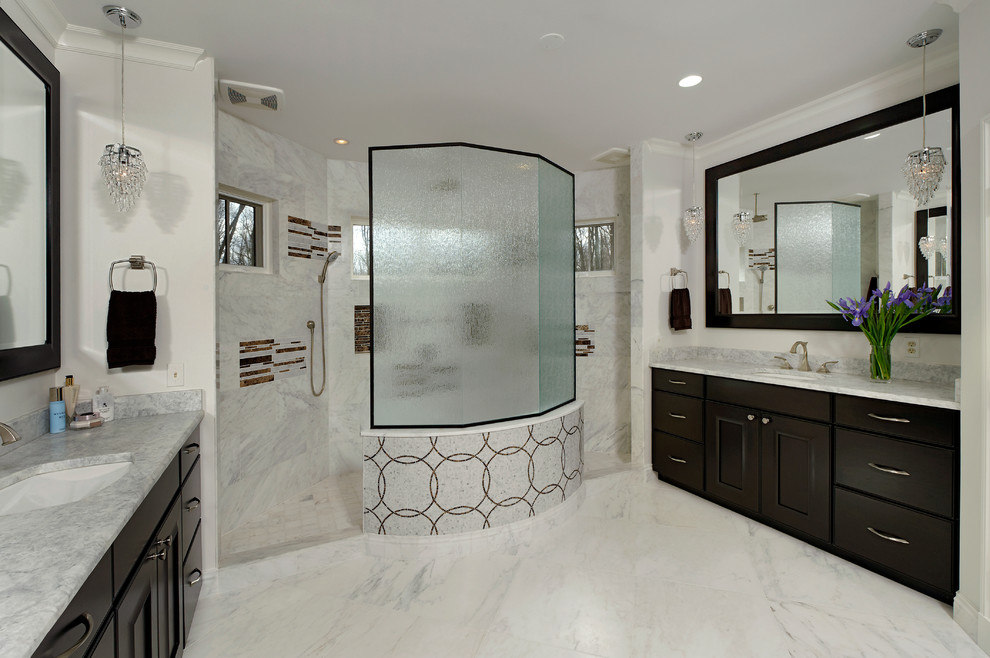 Ejemplo de cuarto de baño tradicional con armarios tipo mueble, puertas de armario de madera en tonos medios, ducha abierta y baldosas y/o azulejos blancos