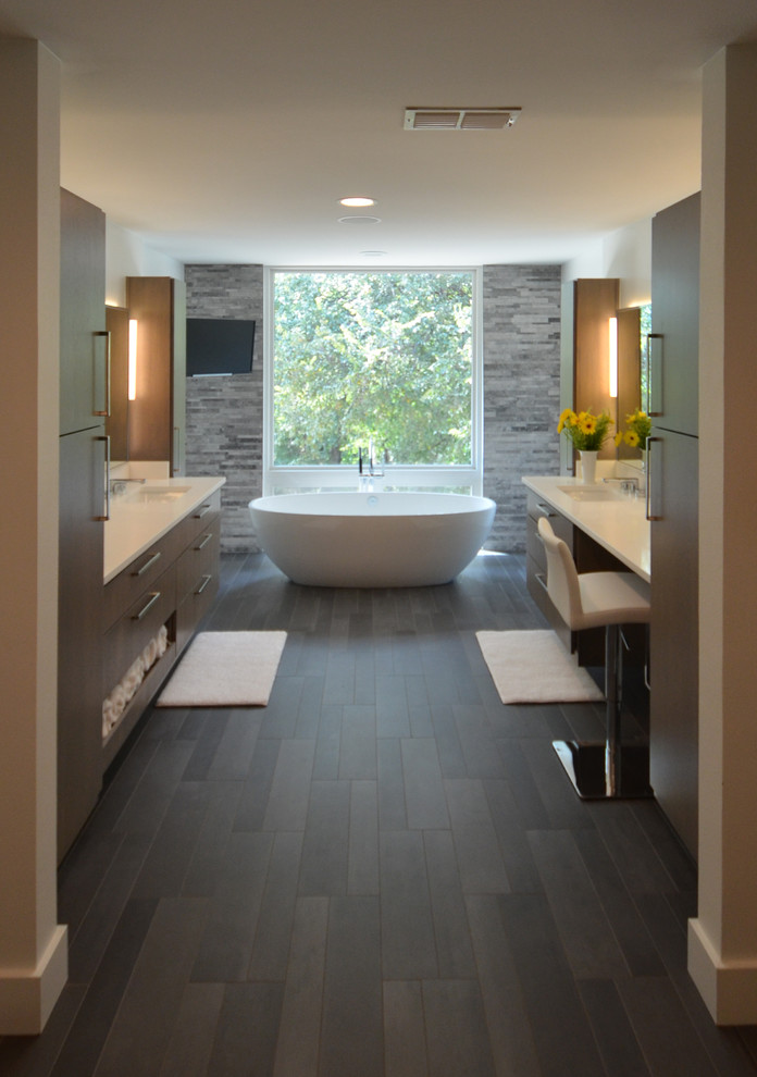 Идея дизайна: огромная главная ванная комната в стиле модернизм с накладной раковиной, плоскими фасадами, отдельно стоящей ванной, унитазом-моноблоком, белыми стенами, столешницей из искусственного кварца, душем в нише, серой плиткой, керамогранитной плиткой и полом из керамогранита