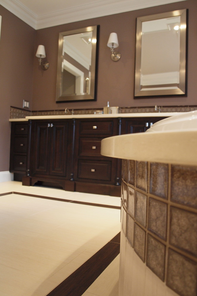 Пример оригинального дизайна: большая главная ванная комната в классическом стиле с врезной раковиной, фасадами с утопленной филенкой, темными деревянными фасадами, столешницей из искусственного кварца, накладной ванной, двойным душем, раздельным унитазом, коричневой плиткой, стеклянной плиткой, коричневыми стенами и полом из керамогранита