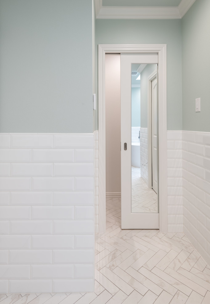 Inredning av ett klassiskt mellanstort en-suite badrum, med vit kakel, tunnelbanekakel, blå väggar, klinkergolv i porslin och vitt golv