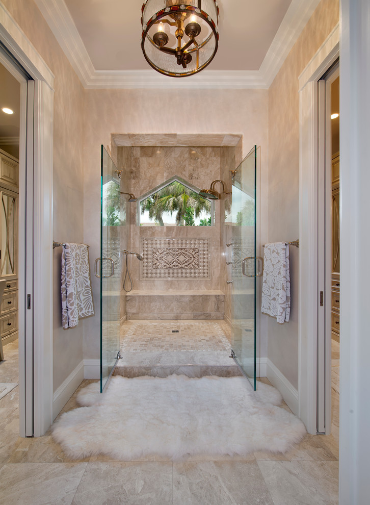 Foto di una grande stanza da bagno padronale costiera con doccia doppia