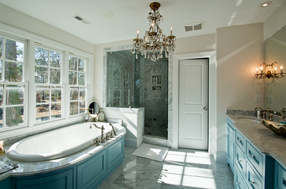 Пример оригинального дизайна: ванная комната среднего размера в классическом стиле с врезной раковиной, фасадами с декоративным кантом, синими фасадами, мраморной столешницей, накладной ванной, душем в нише, серой плиткой, каменной плиткой, бежевыми стенами и мраморным полом