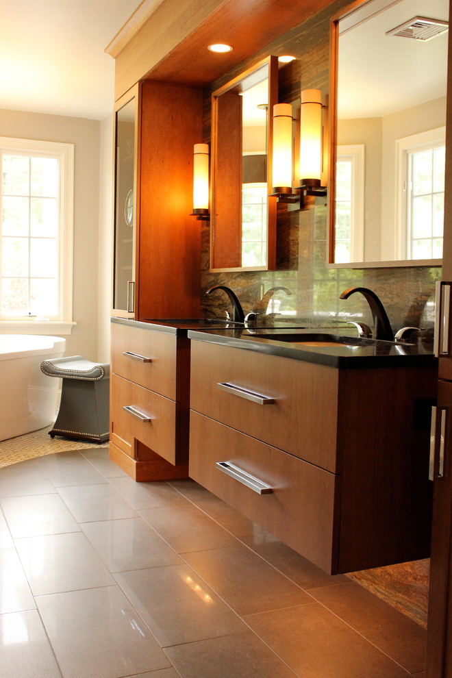 ボストンにあるトランジショナルスタイルのおしゃれな浴室 (フラットパネル扉のキャビネット、置き型浴槽、一体型トイレ	、グレーのタイル、磁器タイル、グレーの壁、モザイクタイル、アンダーカウンター洗面器) の写真