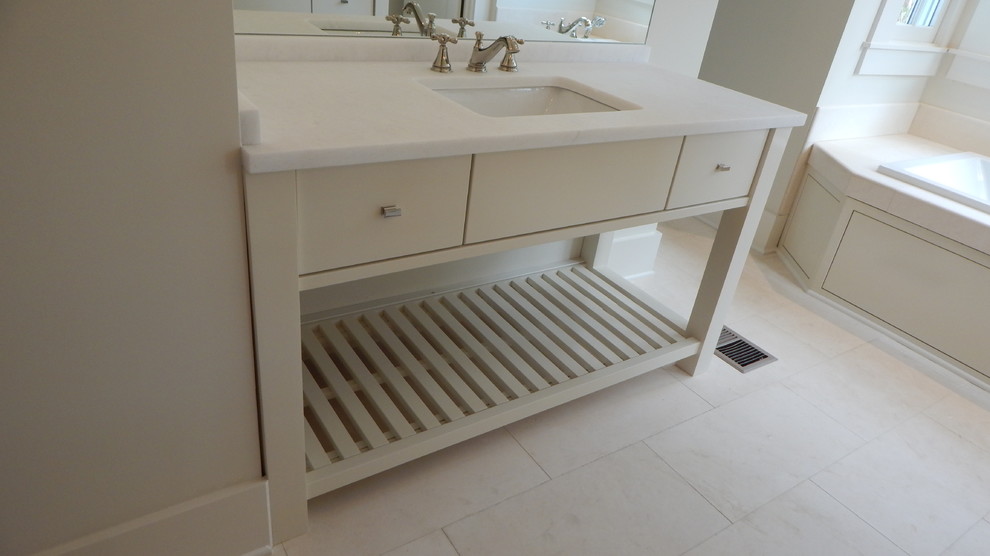Inspiration för ett mellanstort lantligt en-suite badrum, med möbel-liknande, vita skåp, ett badkar i en alkov, en toalettstol med separat cisternkåpa, vita väggar, kalkstensgolv, ett undermonterad handfat och marmorbänkskiva