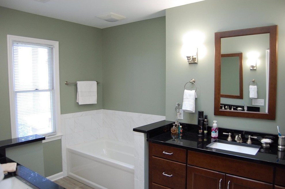 Exempel på ett stort klassiskt en-suite badrum, med skåp i shakerstil, skåp i mörkt trä, ett badkar i en alkov, en dusch i en alkov, en toalettstol med separat cisternkåpa, vit kakel, keramikplattor, gröna väggar, klinkergolv i porslin, ett undermonterad handfat och granitbänkskiva