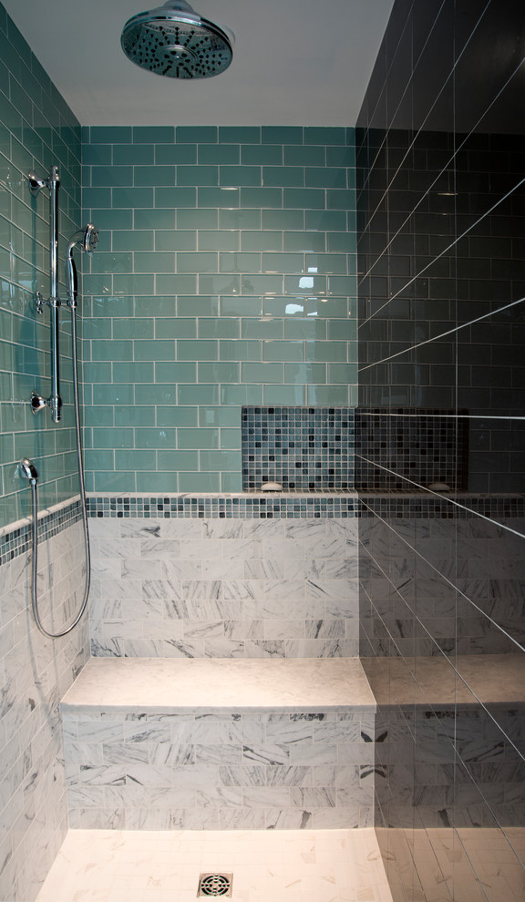 Inredning av ett modernt mellanstort en-suite badrum, med ett undermonterad handfat, släta luckor, skåp i mörkt trä, marmorbänkskiva, ett fristående badkar, vit kakel, porslinskakel, beige väggar och klinkergolv i porslin
