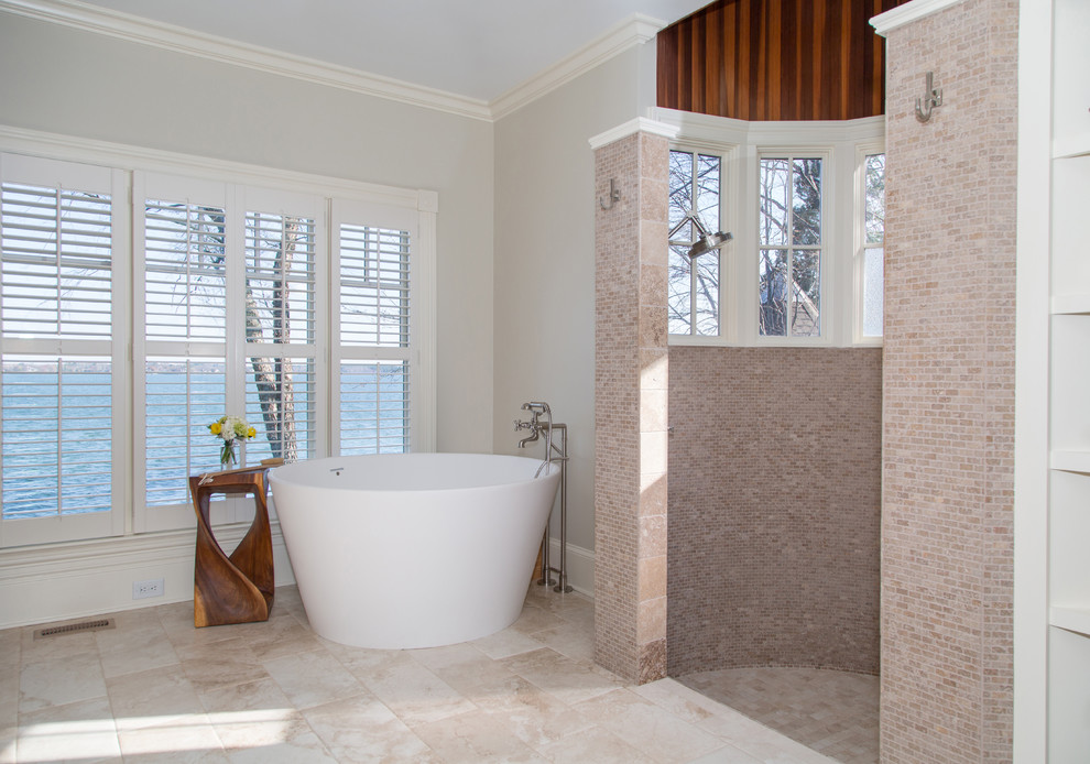 Foto di una grande stanza da bagno padronale classica con vasca giapponese, doccia aperta, piastrelle beige, piastrelle in pietra, pareti verdi, pavimento in gres porcellanato, pavimento beige e doccia aperta