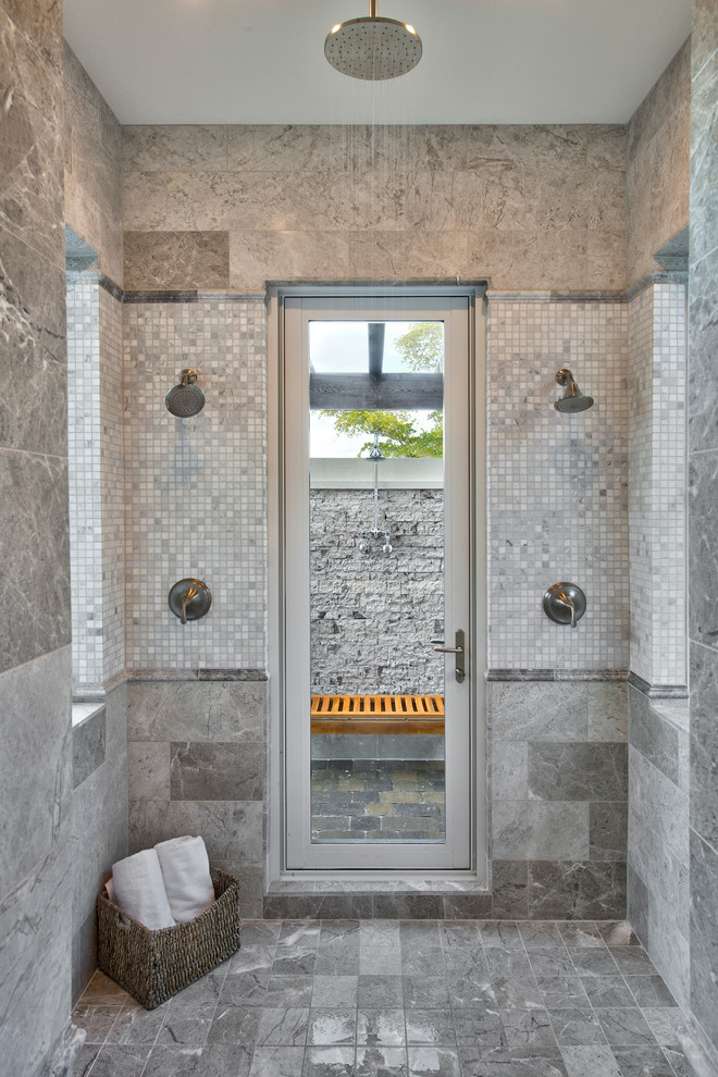 Cette image montre une salle de bain traditionnelle avec une douche double, un carrelage gris et une fenêtre.