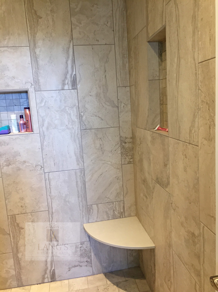 Exempel på ett mycket stort klassiskt en-suite badrum, med luckor med infälld panel, grå skåp, en dusch i en alkov, en toalettstol med separat cisternkåpa, grå kakel, porslinskakel, grå väggar, vinylgolv, ett undermonterad handfat, granitbänkskiva, brunt golv och med dusch som är öppen