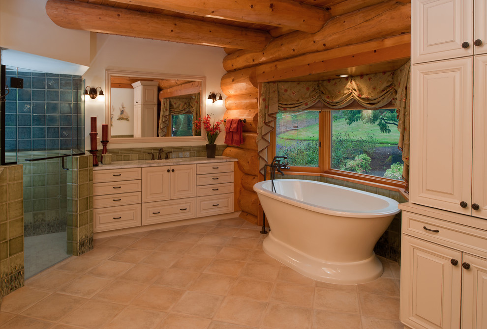 Rustik inredning av ett badrum, med ett fristående badkar