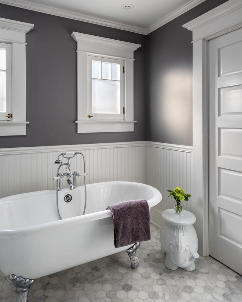 Foto de cuarto de baño principal de estilo americano de tamaño medio con bañera con patas, paredes grises, suelo blanco y suelo de mármol
