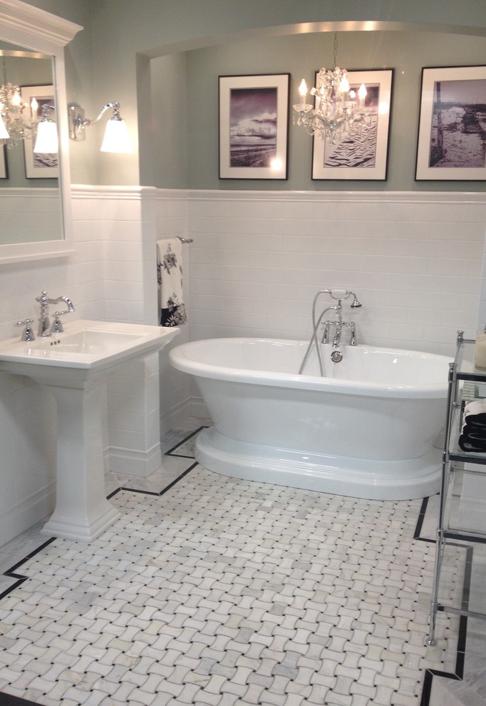 Idées déco pour une salle d'eau classique de taille moyenne avec une baignoire indépendante, un carrelage blanc, un carrelage métro, une douche ouverte, un mur gris, un lavabo de ferme et un sol en marbre.