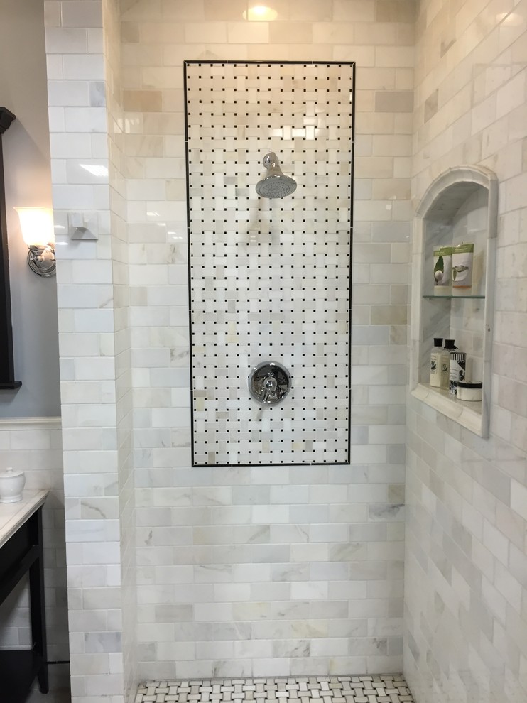 Cette photo montre une salle d'eau chic de taille moyenne avec une douche ouverte, un carrelage noir et blanc, un carrelage gris, un carrelage métro, un mur bleu et un sol en carrelage de terre cuite.