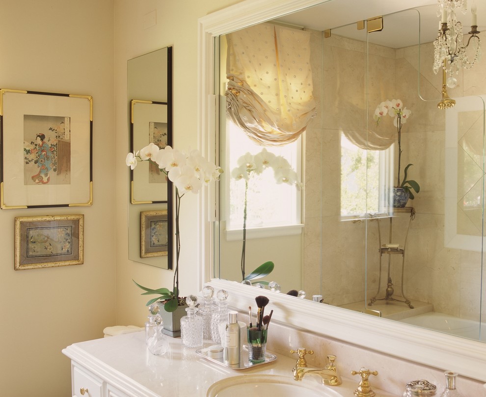 Klassisches Badezimmer mit Unterbauwaschbecken, weißen Schränken und beigen Fliesen in Los Angeles