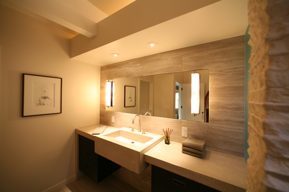 Foto di una stanza da bagno con doccia design di medie dimensioni con nessun'anta, ante beige, piastrelle beige, pareti beige, lavabo integrato e top in quarzo composito