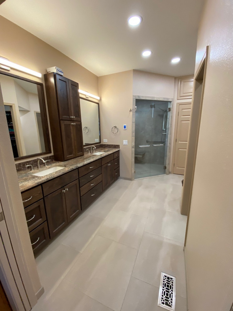 Idéer för ett stort modernt flerfärgad en-suite badrum, med skåp i mörkt trä, beige väggar, dusch med gångjärnsdörr, en dubbeldusch, flerfärgad kakel, granitbänkskiva och beiget golv