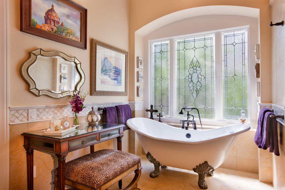 Idéer för vintage en-suite badrum, med ett badkar med tassar, stenkakel, beige väggar och beige kakel