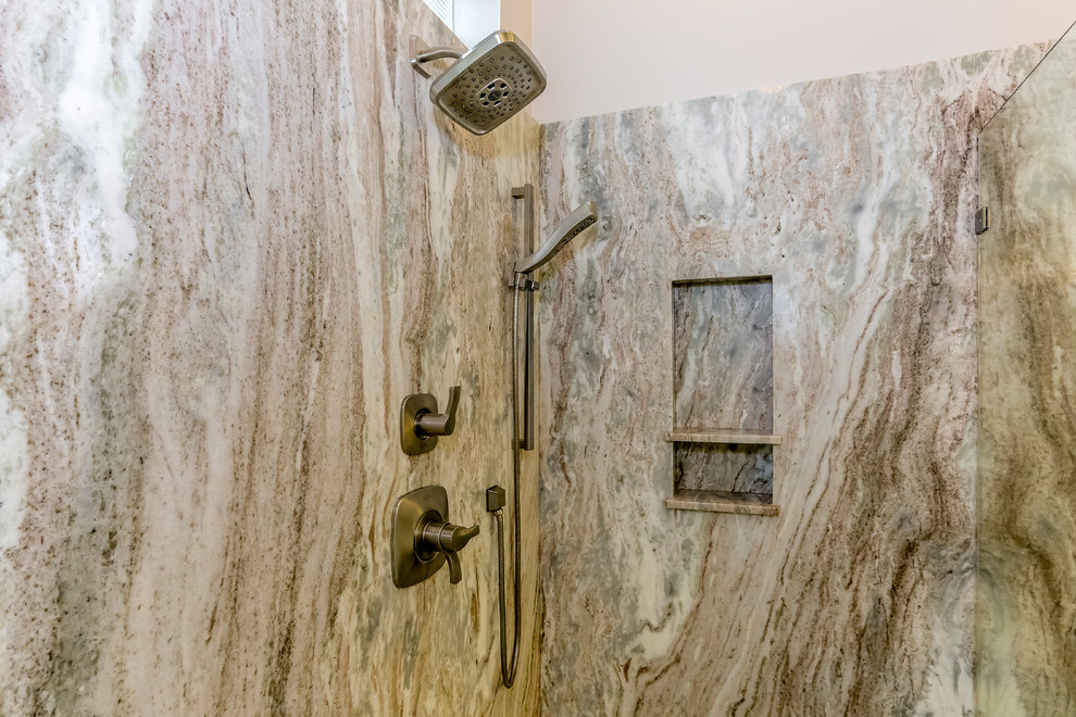Modelo de cuarto de baño principal moderno grande con armarios estilo shaker, puertas de armario grises, bañera exenta, ducha esquinera, baldosas y/o azulejos multicolor, losas de piedra y paredes grises