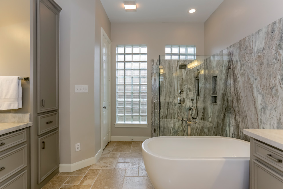 Großes Modernes Badezimmer En Suite mit Schrankfronten im Shaker-Stil, grauen Schränken, freistehender Badewanne, Eckdusche, farbigen Fliesen, Steinplatten und grauer Wandfarbe in Houston
