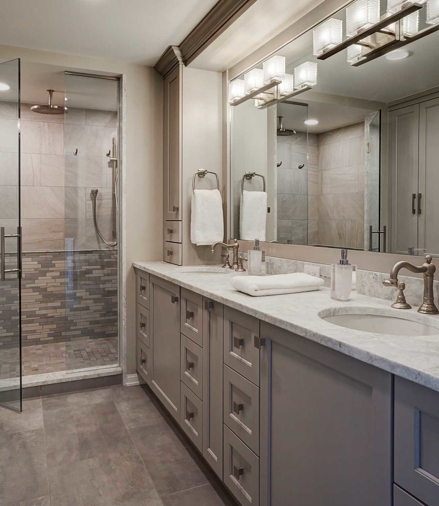 Foto på ett mellanstort funkis vit en-suite badrum, med luckor med infälld panel, grå skåp, en dusch i en alkov, grå kakel, keramikplattor, grå väggar, klinkergolv i keramik, ett undermonterad handfat, bänkskiva i kvartsit, flerfärgat golv och dusch med gångjärnsdörr