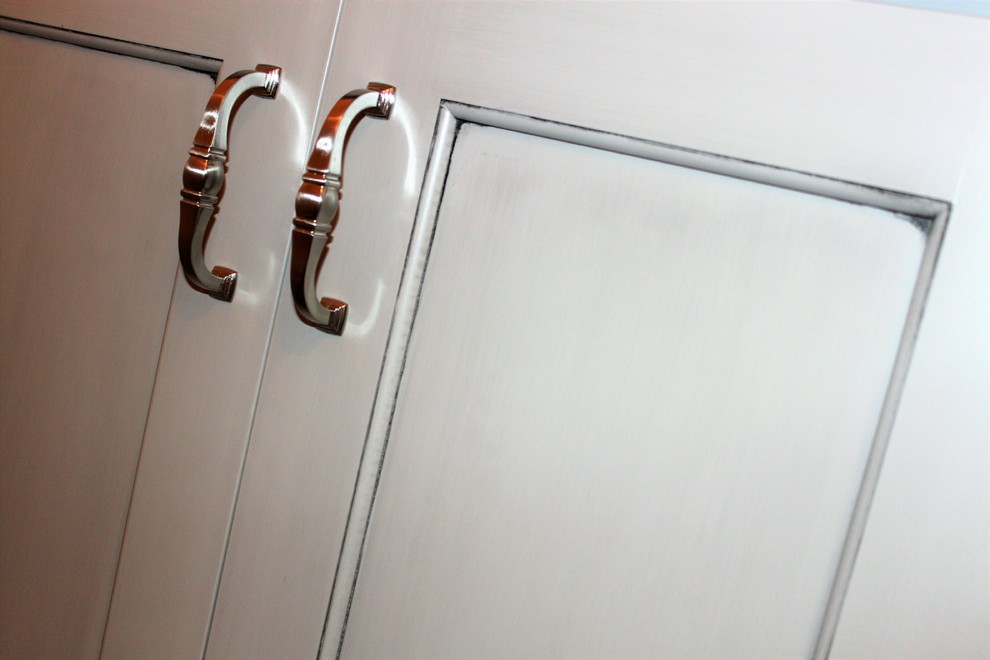 Пример оригинального дизайна: главная ванная комната среднего размера в стиле неоклассика (современная классика) с серыми фасадами, двойным душем, унитазом-моноблоком, врезной раковиной, столешницей из гранита, фасадами с утопленной филенкой, серой плиткой, плиткой из сланца, желтыми стенами и полом из керамогранита