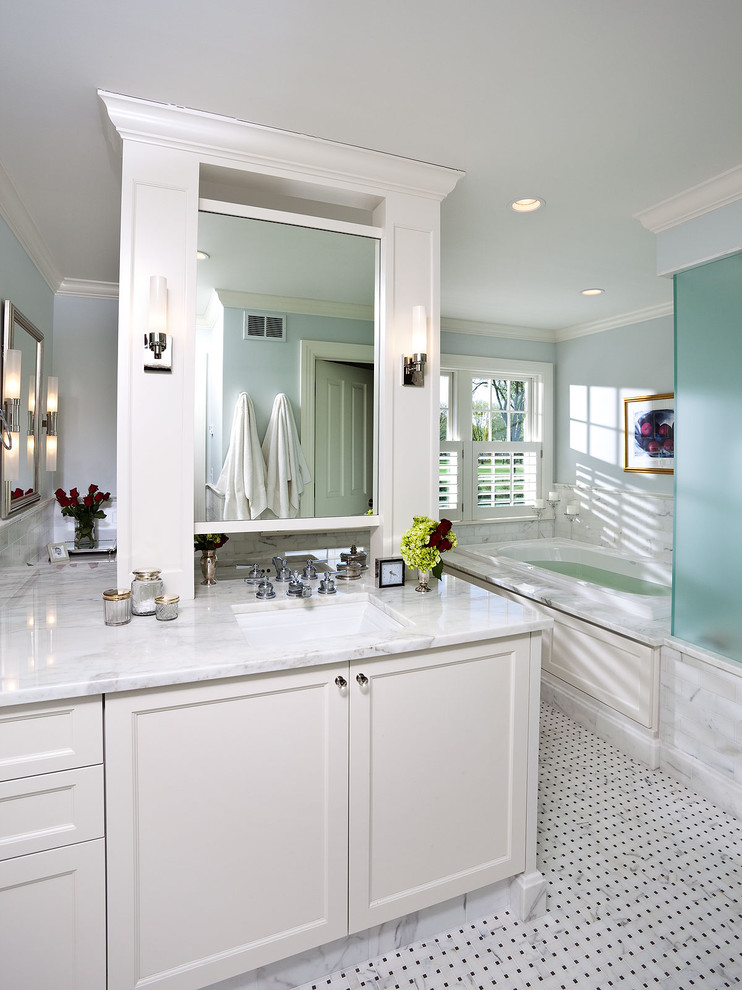 Ejemplo de cuarto de baño actual con lavabo bajoencimera, armarios estilo shaker, puertas de armario blancas, ducha esquinera y baldosas y/o azulejos blancos