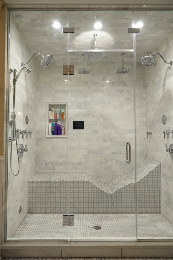 Exemple d'une douche en alcôve principale éclectique de taille moyenne avec du carrelage en marbre, un sol en marbre, un sol blanc et une cabine de douche à porte battante.